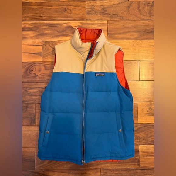 Patagonia men’s medium reversible down vest.  Barely worn. - Picture 2 of 4